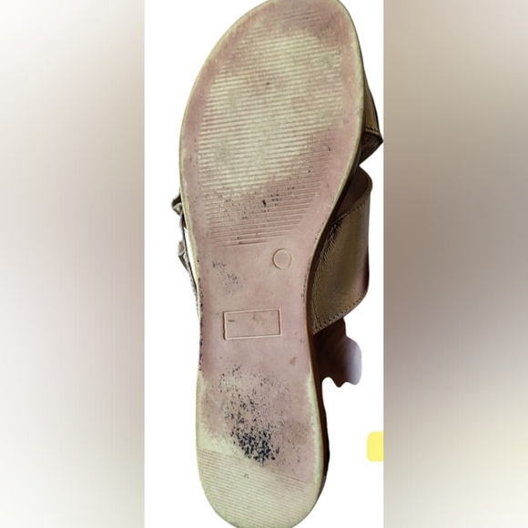 Mercanti Fiorenti Italian Gold Ruffled Slip On Sandals Size 10 - Picture 10 of 10